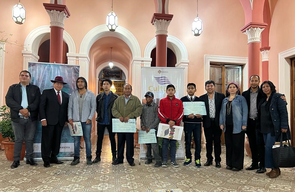 La Fundación Cultural del BCB hace entrega de la distinción del concurso en Chuquisaca. Foto: FCBCB.