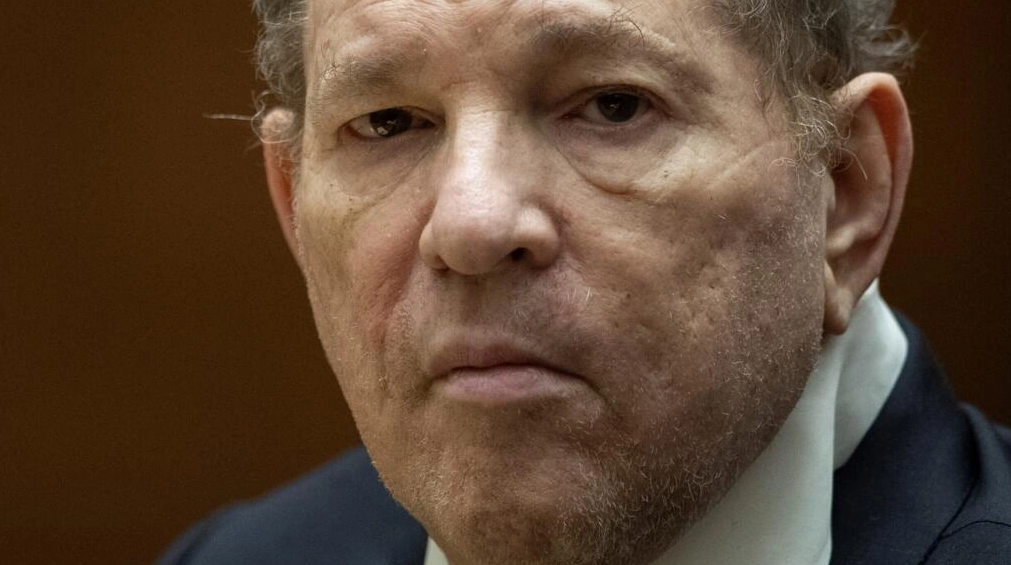 El otrora poderoso productor de Hollywood Harvey Weinstein está cumpliendo una larga sentencia de cárcel en Nueva York y enfrenta nuevos cargos por ataques sexuales en Los Ángeles. Foto: AFP.