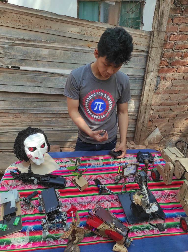 Este joven genio, desde los 11 años, fabrica robots y adornos con material reciclado. Foto: Ana Flores