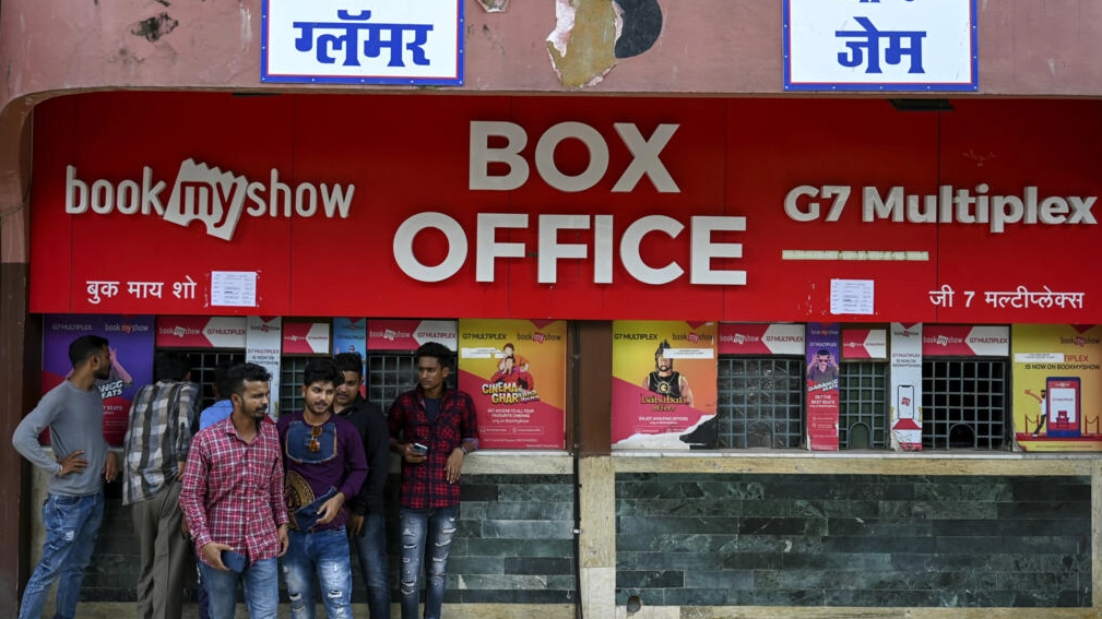 Un grupo de personas esperan en las taquillas afuera del multicine G7 en Bombay, una película de Bollywood, el 1 de octubre de 2022. Foto: AFP.