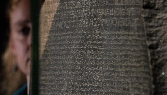 La "piedra de Rosetta" data del año 196 a.C. y fue clave para resolver los jerogíficos porque contiene inscripciones con idéntico significado en tres tipos de escritura: en jeroglífico, en demótico -una antigua escritura egipcia- y en griego antiguo. Foto: AFP.