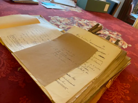 Esta fotografía, del 10 de agosto de 2021, muestra manuscritos descubiertos del del escritor francés Louis-Ferdinand Céline, en París. Foto: AFP.