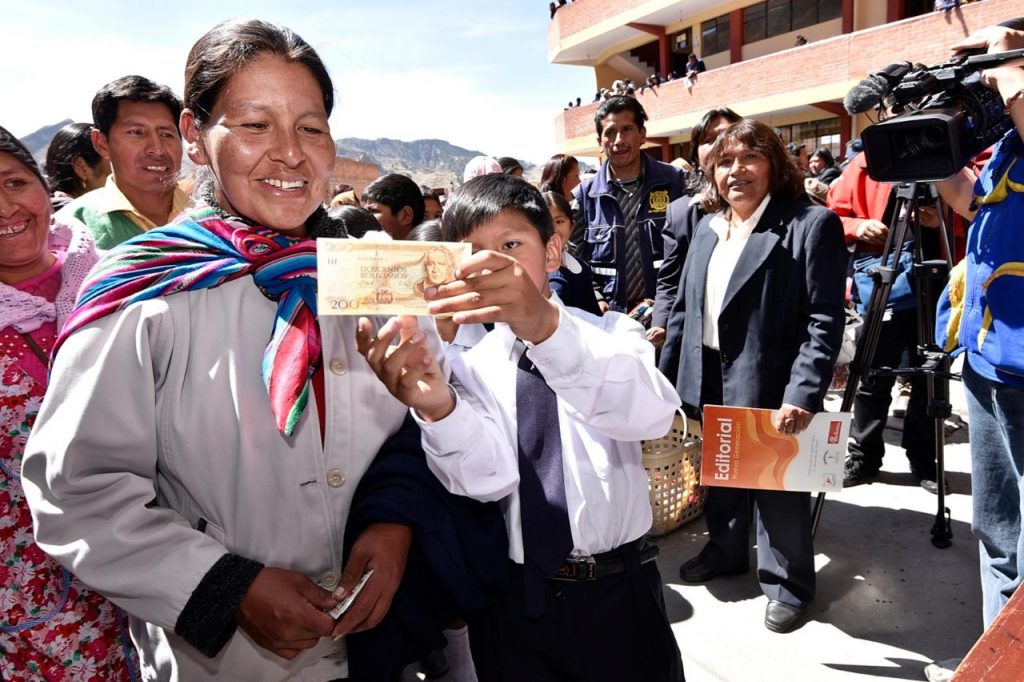 Un niño de una escuela fiscal recibe su bono anual. Foto: Archivo LR