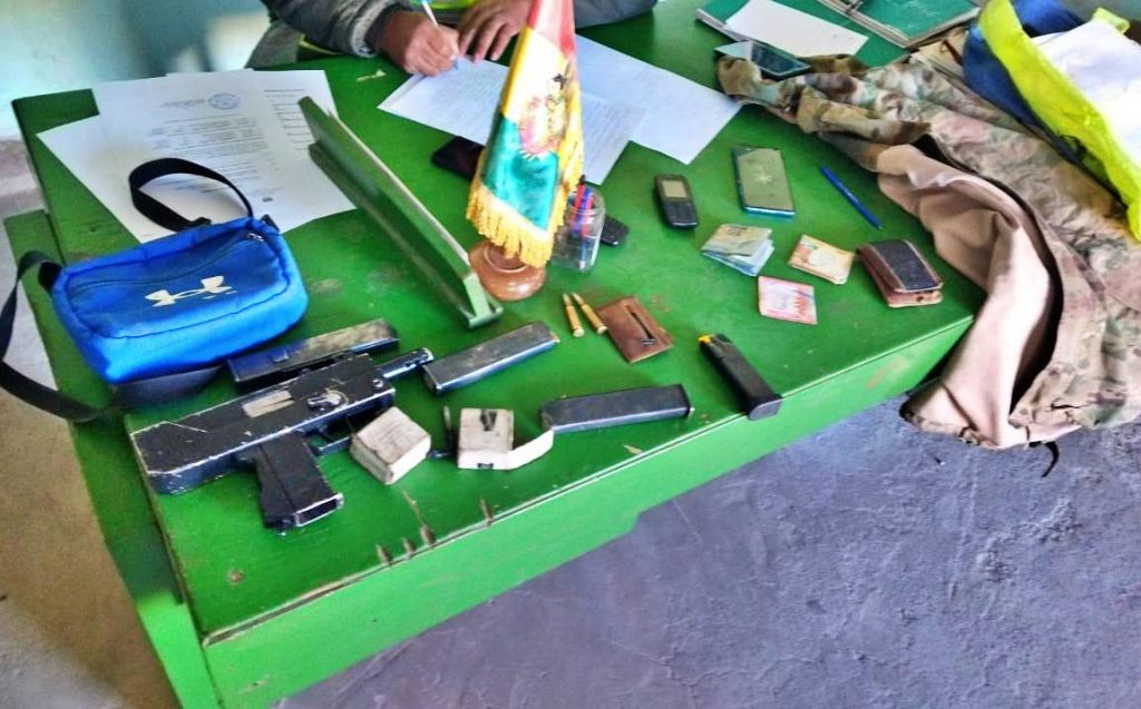 El arma y los materiales incautados en Santiago de Machaca. Foto: Defensa