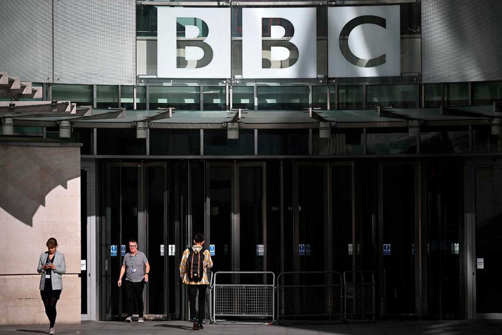 La BBC cumple cien años en pleno cuestionamiento sobre su futuro