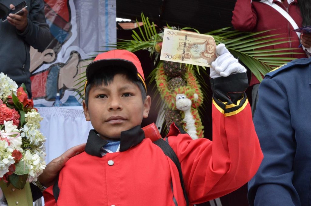 Un niño recibe su Bono Juancito Pinto. Foto: Archivo LR