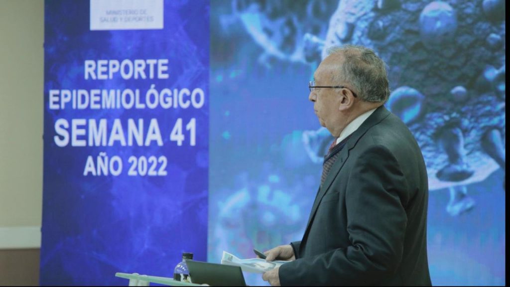 El director nacional de Epidemiología, Freddy Armijo da el reporte 41 del comportamiento del COVID-19 en el país. Foto: Ministerio de Salud.