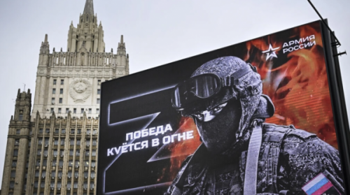 Un cartel del ejército ruso, fotografiado delante del ministerio de Relaciones Exteriores de Rusia, en Moscú. Foto: AFP.