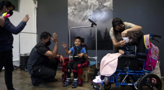 David Zabala, un niño mexicano de 8 años con parálisis cerebral, asistido en terapia con exoesqueleto, el 18 de octubre de 2022. Foto: AFP.