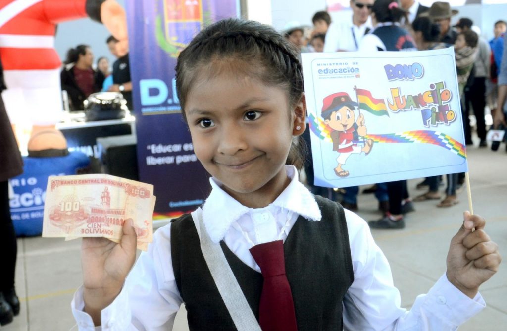 Una niña de las beneficiadas nuestra su bono estudiantil. Foto: Archivo LR