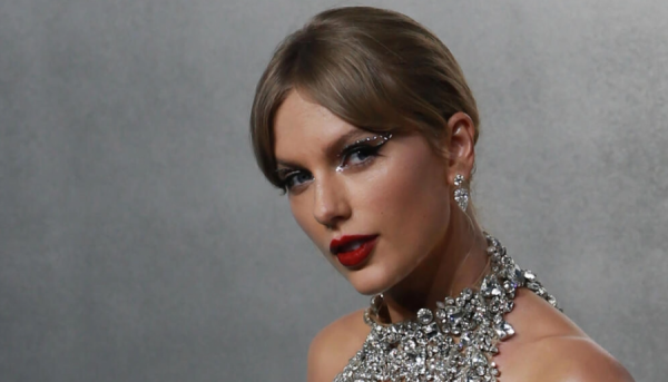 La cantante estadounidense Taylor Swift lanzó su décimo álbum 'Midnights', que incluye 13 canciones con fuertes inclinaciones en el género pop. Foto: AFP.