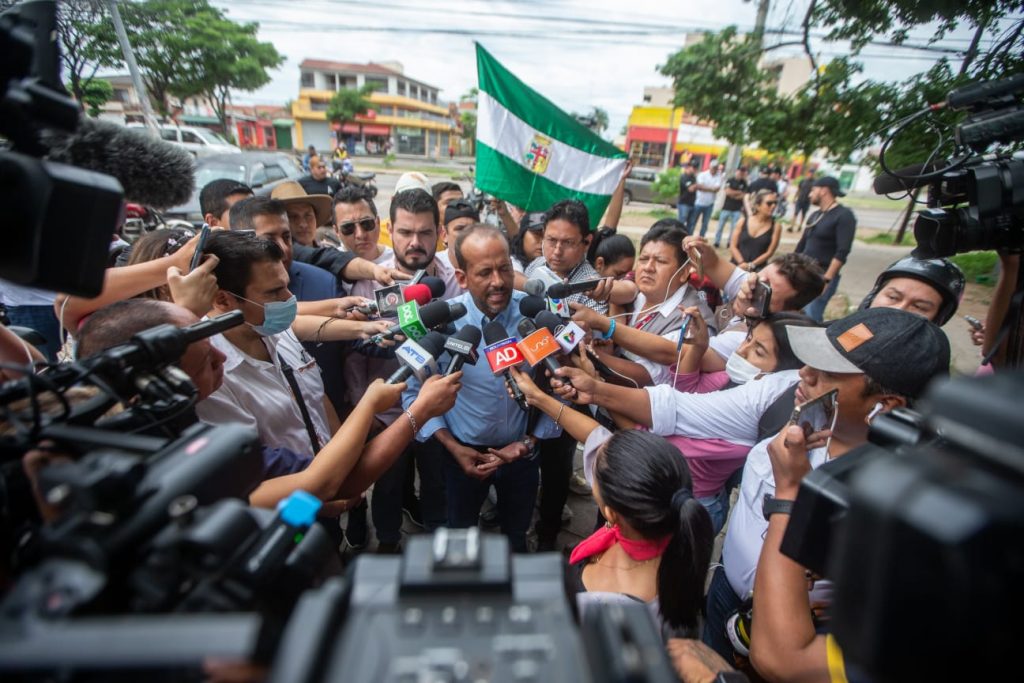 El gobernador de Santa Cruz, Luis Fernando Camacho, declara a los medios sobre la decisión de tomar un cuarto intermedio hasta mediodía. Foto: Rodwy Cazón.