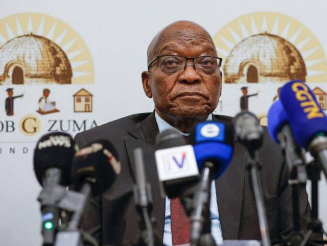 El expresidente sudafricano Jacob Zuma observa durante una conferencia de prensa en The Maslow Hotel en Sandton, centro comercial de Johannesburgo, el 22 de octubre de 2022. Foto: AFP.