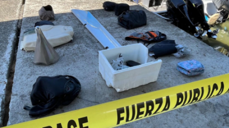 Imagen difundida por el Ministerio de Seguridad Pública de Costa Rica muestra los objetos encontrados durante el registro de una avioneta que se estrelló en la costa de Costa Rica en la víspera, tomada en el puerto de Limón, el 22 de octubre de 2022. Foto: AFP.