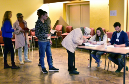 Ciudadanos asisten en baja cantidad, en las elecciones presidenciales de Eslovenia. Foto: AFP.