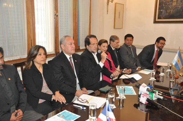 Los diez embajadores de países latinoamericanos presentan la muestra de cine. Foto: Embajada de Argentina.
