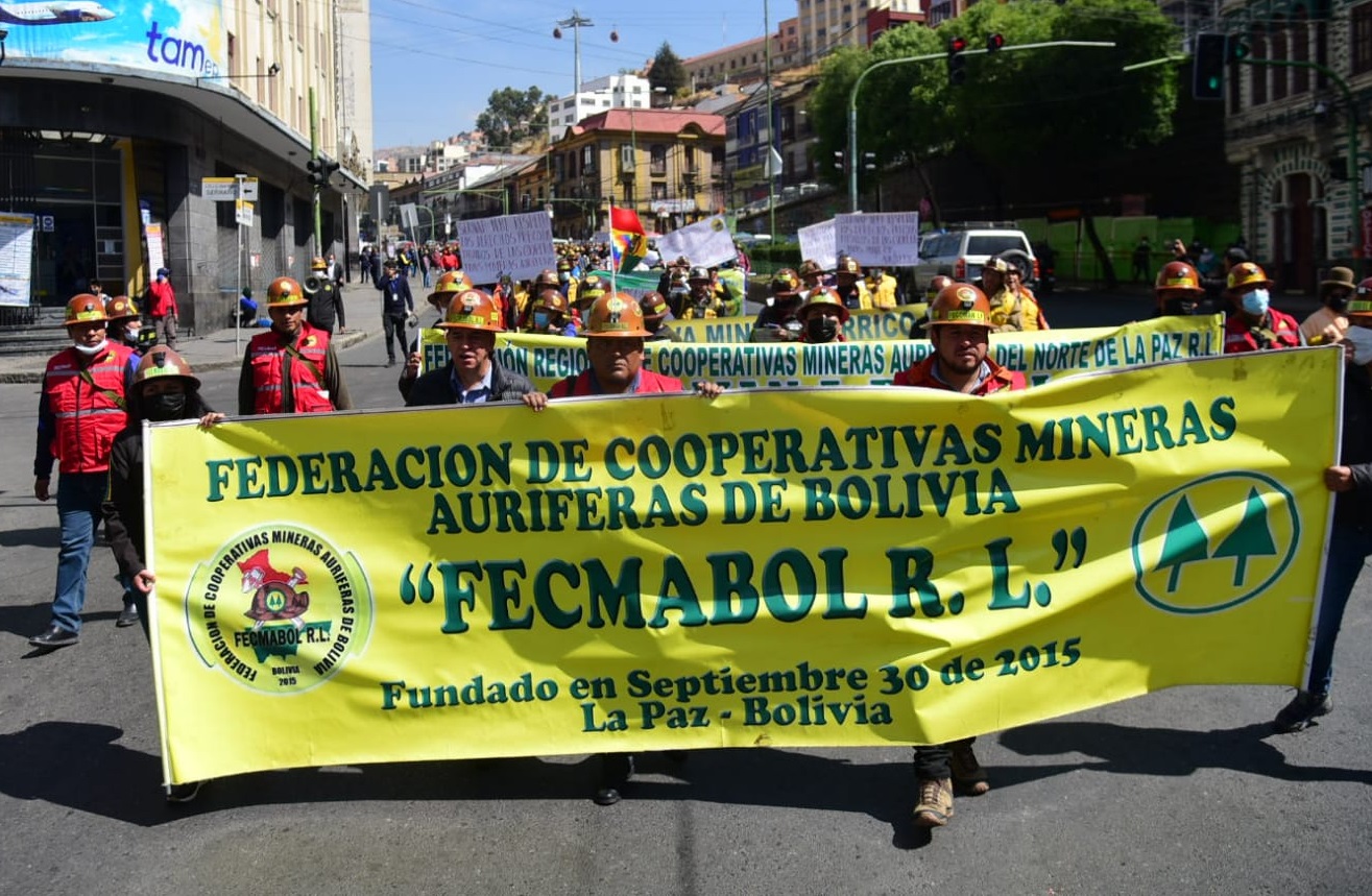 Mineros auríferos intentan cercar el centro de la ciudad de La Paz -