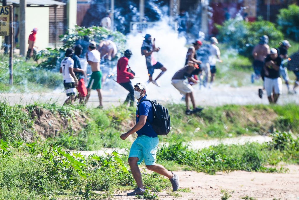Violentos enfrentamientos entre bloqueadores y la Policía. Foto: APG