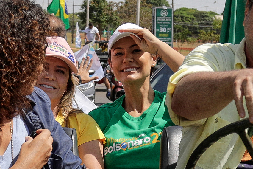 La primera dama de Brasil, Michelle Bolsonaro, desmintió este lunes una crisis matrimonial con su esposo, Jair Bolsonaro.