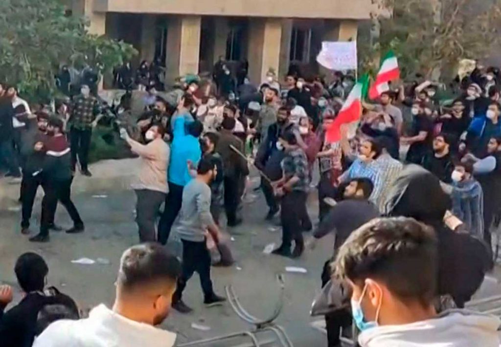 protestas_en_iran_continuan_pese_a_represion.jpg