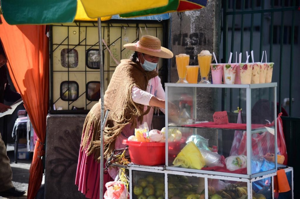 Una mujer comerciante ofrece sus jugos. Foto: Archivo