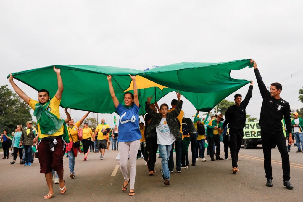 Los manifestantes “autorizan” a Bolsonaro a llamar a las Fuerzas Armadas. Foto: AFP