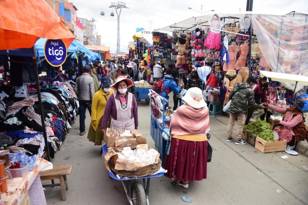 Población alteña comercializa sus productos. Foto: Archivo LR