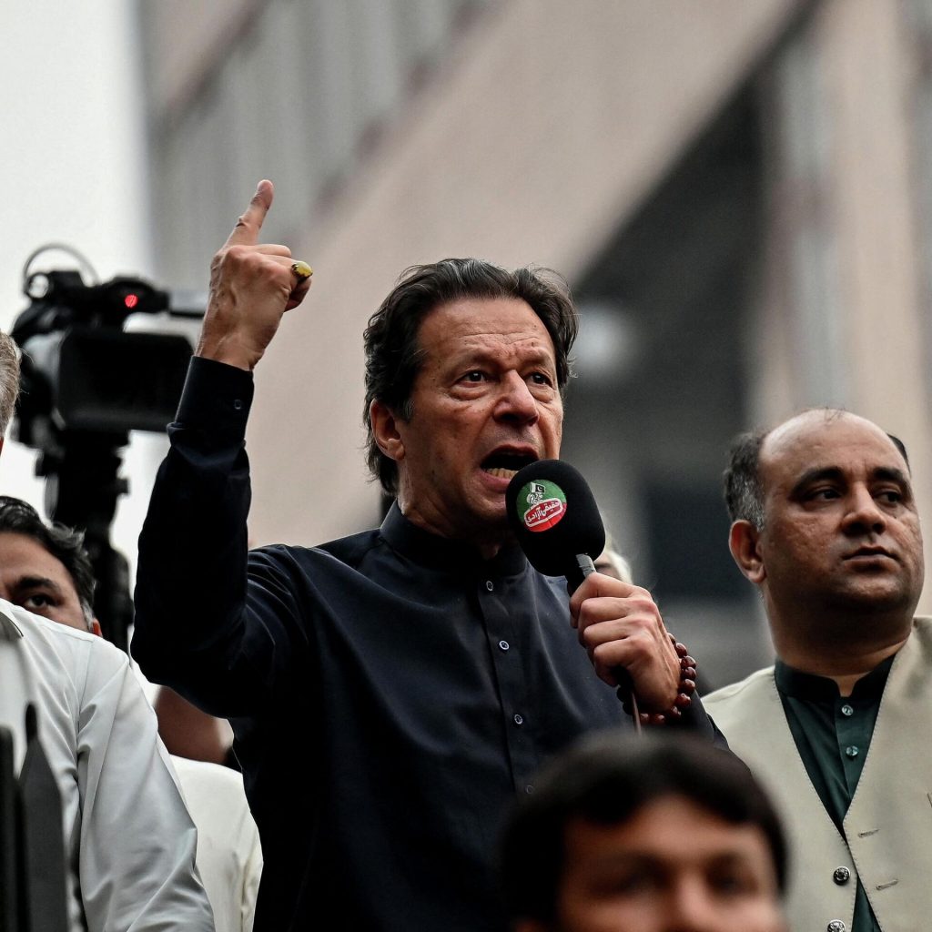 Khan, acusó a su sucesor, Shehbaz Sharif, de complicidad con el intento de asesinato en el que resultó herido.