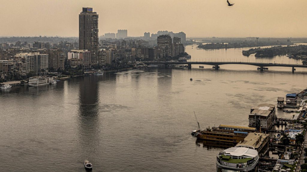 Un pájaro sobrevuela el río Nilo, entre la capital de Egipto, El Cairo, y la ciudad de Giza, a la derecha. Egipto es sede del COP27. Foto: AFP.