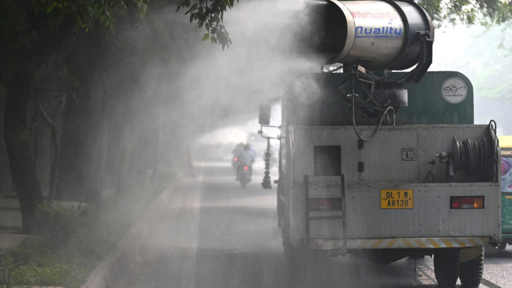 Un cañón de agua dispersa gotas para luchar contra la contaminación del aire, en Nueva Delhi el 4 de noviembre de 2022. Foto: AFP.