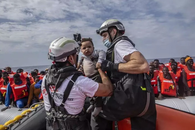 Paramédicos rescatan a los migrantes que naufragaron. Foto: Médicos sin Fronteras