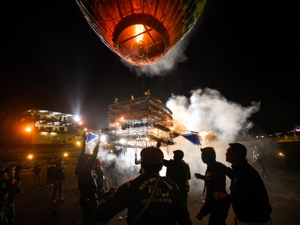 Se elevan los globos para el festival de las luces en Pyin Oo Lwin, en Birmania, el 6 de noviembre de 2022. Foto: AFP.