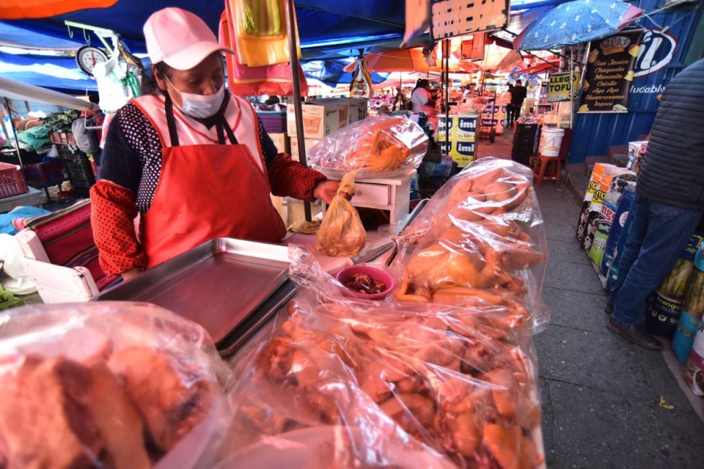 Una vendedora de carne de pollo. Foto: Archivo