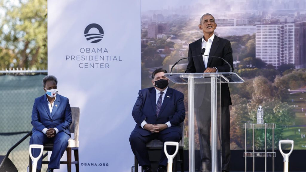 Barack Obama (de pie) anuncia la construcción del Centro Obama, en Chicago, el 28 de septiembre de 2021. Foto: AFP.