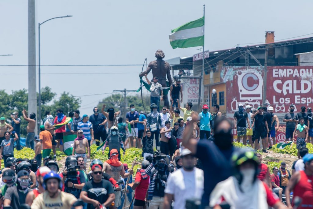 Enfrentamientos en la plaza del Chiriguano, entre miembros del Comité Cívico, bloqueadores y aquellos que están contra el paro. Foto: APG