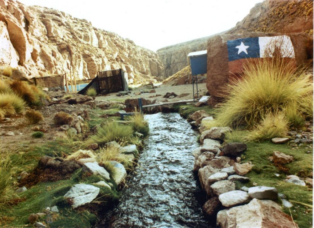 Los canales artificiales para drenar el agua a territorio chileno. Foto: Archivo La Razón.