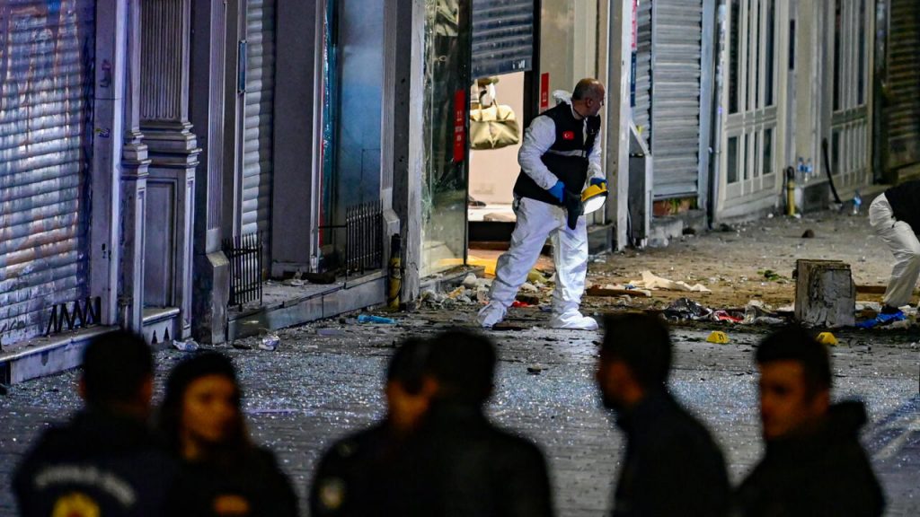 Un miembro del equipo forense de la policía de investigación de la escena del crimen trabaja mientras policías turcos aseguran el área después de que una fuerte explosión de origen desconocido sacudiera la concurrida calle comercial de Istiklal en Estambul, el 13 de noviembre de 2022. Foto: AFP.