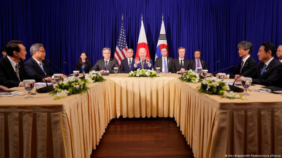 El presidente de EEUU, Joe Biden, se reúne en Phnom Penh con su similar de Corea del Sur, Yoon Suk-yeol y el primer Ministro japonés Fumio Kishida, sobre las pruebas nucleares que realiza Corea del Norte. Foto: AFP.