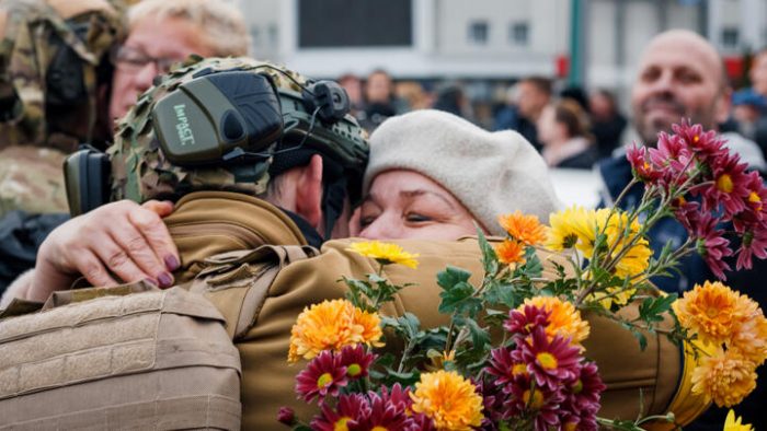 Una mujer abraza a un soldado ucraniano en Jersón, recién liberada de las tropas rusas, el 12 de noviembre de 2022. Foto: AFP.