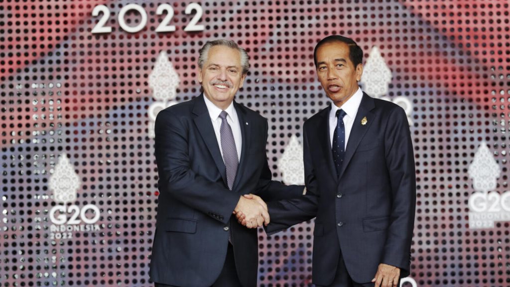 El presidente argentino Alberto Fernandez (I) recibido por su homólogo indonesio Joko Widodo, padeció de una gastritis en la cumbre del G20, el 15 de noviembre de 2022 en Nusa Dua, en la isla indonesia de Bali. Foto: AFP.