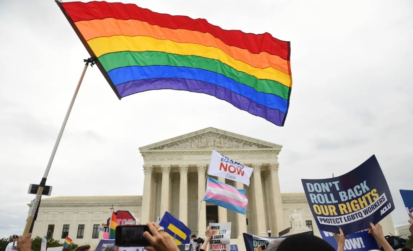 Un proyecto de ley para dar protección federal a matrimonios del mismo sexo avanzó el miércoles en el Senado de Estados Unidos.