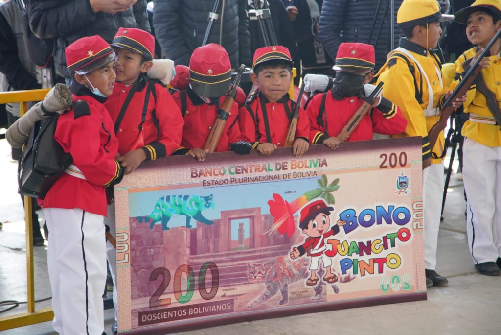 Niños del nivel primario exhiben su bono Juancito Pinto. Foto: LuchoXBolivia