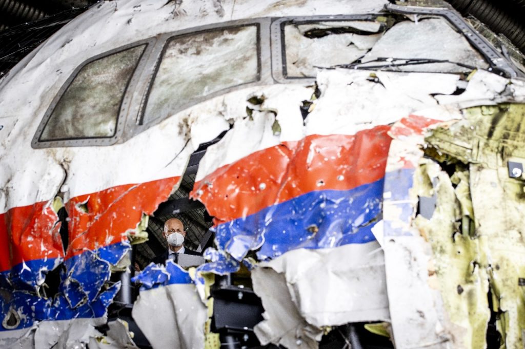 Un tribunal neerlandés condenó a tres hombres a cadena perpetua por el derribo en 2014 de un avión.