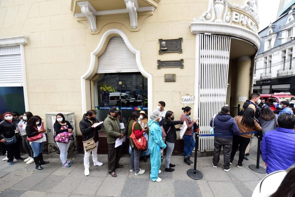Padres de familia hacen cola para el cobro del bono Juancito Pinto. Foto: Archivo