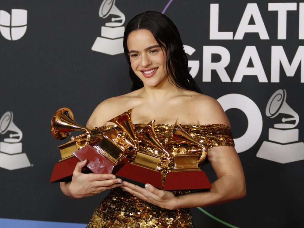 La cantante española Rosalía posa con múltiples premios y el Álbum del año por 'Motomami' durante la 23ª edición de los premios Grammy Latinos en el Michelob Ultra Arena del Mandalay Bay en Las Vegas, Nevada, el 17 de noviembre de 2022. Foto: AFP.