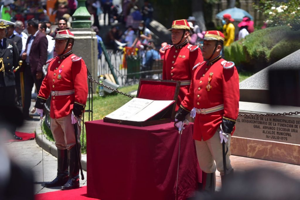 El homenaje al Himno Nacional en la plaza Murillo. Foto: Rodwy Cazón.