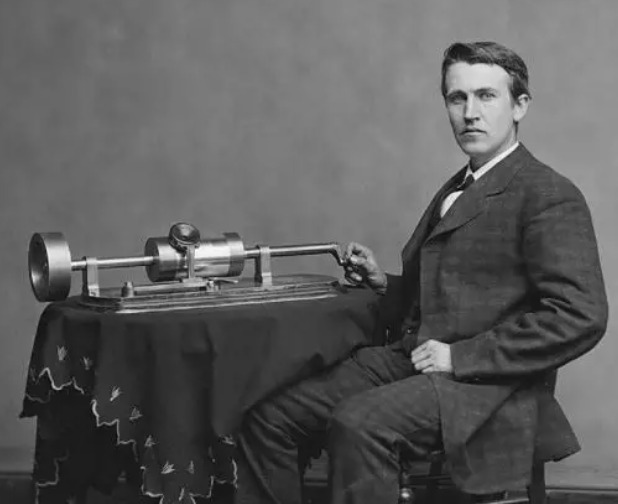 Thomas Alva Edison junto a su dispositivo de grabación y reproducción de sonidos: Foto: Wikipedia