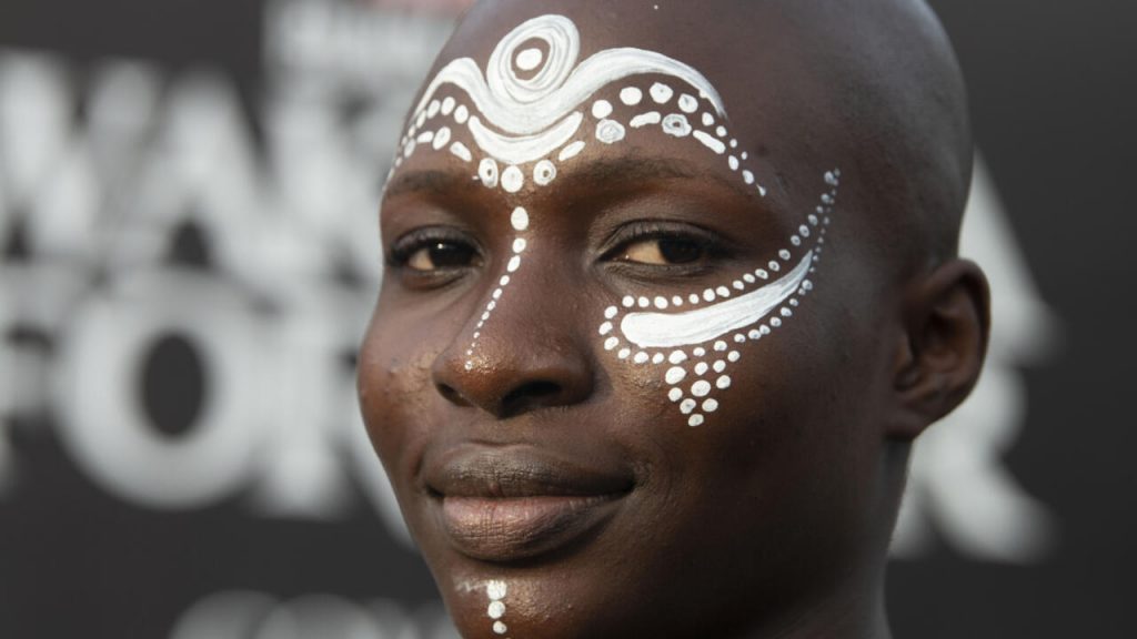 Un fanático de 'Pantera Negra: Wakanda por siempre' en el estreno africano de la película, en Lagos, Nigeria, el 6 de noviembre de 2022. Foto: AFP.