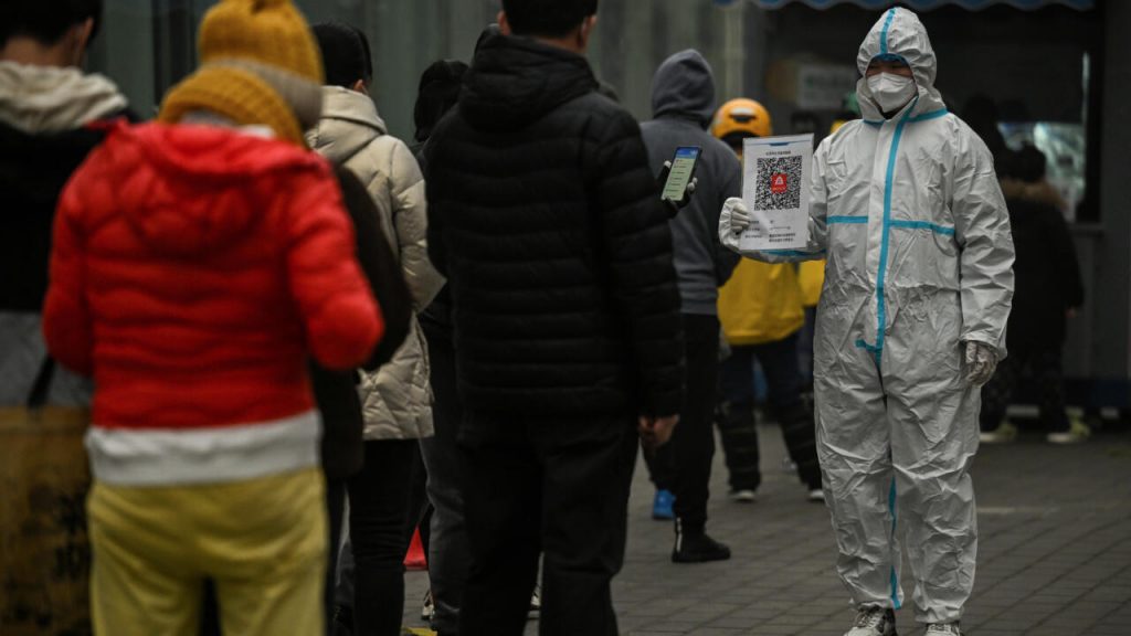 Residentes de Pekín hacen fila en un centro de pruebas de covid-19 el 20 de noviembre de 2022. Foto: AFP.