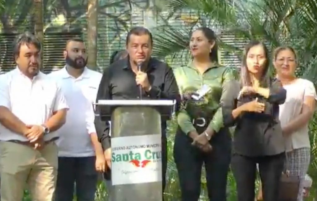 El alcalde Jhonny Fernández anuncia el Bono Alimentario. Foto: GAMSC